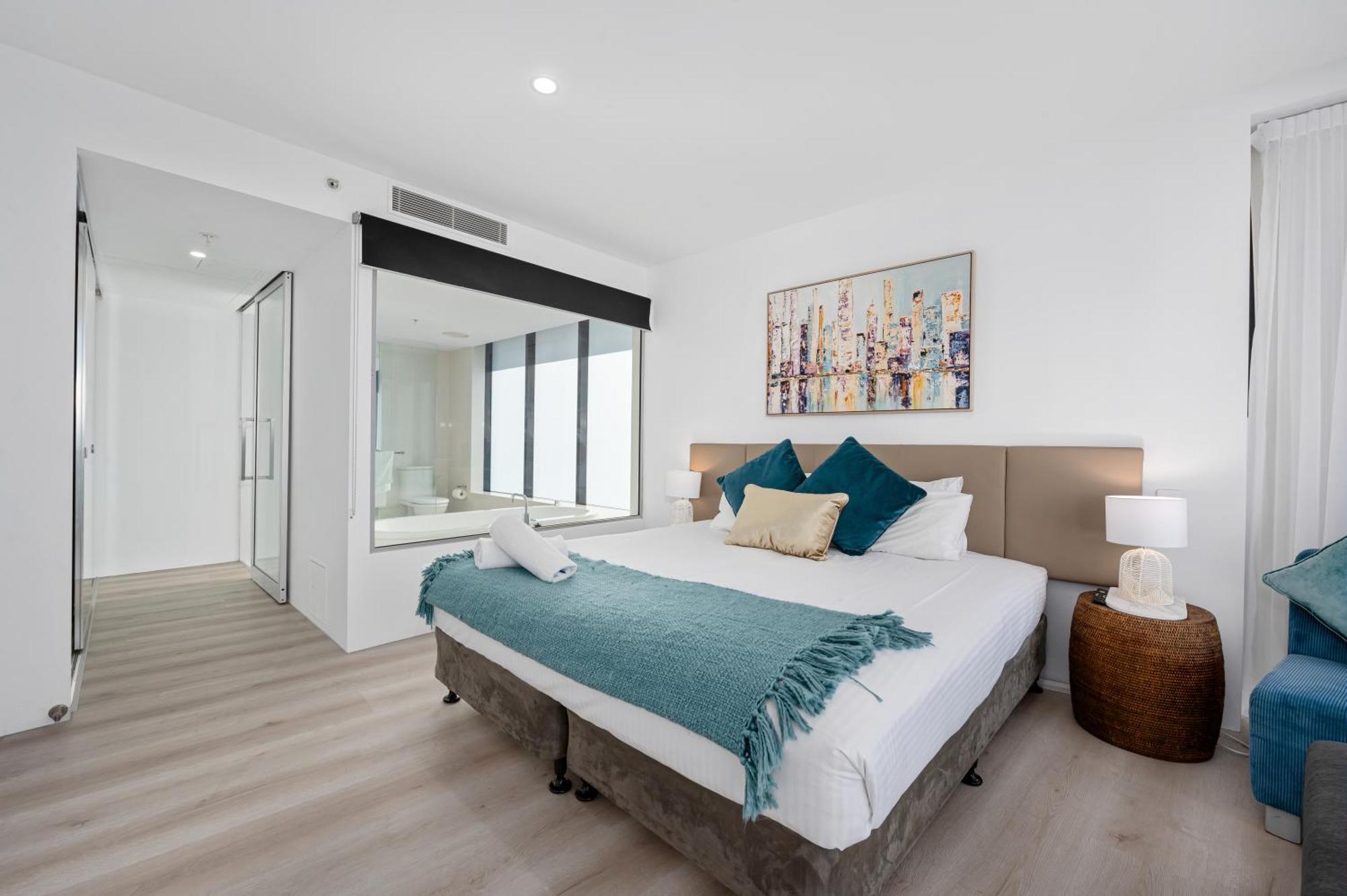 Circle On Cavill Contemporary Luxury And Spacious Three Bedroom Apartment