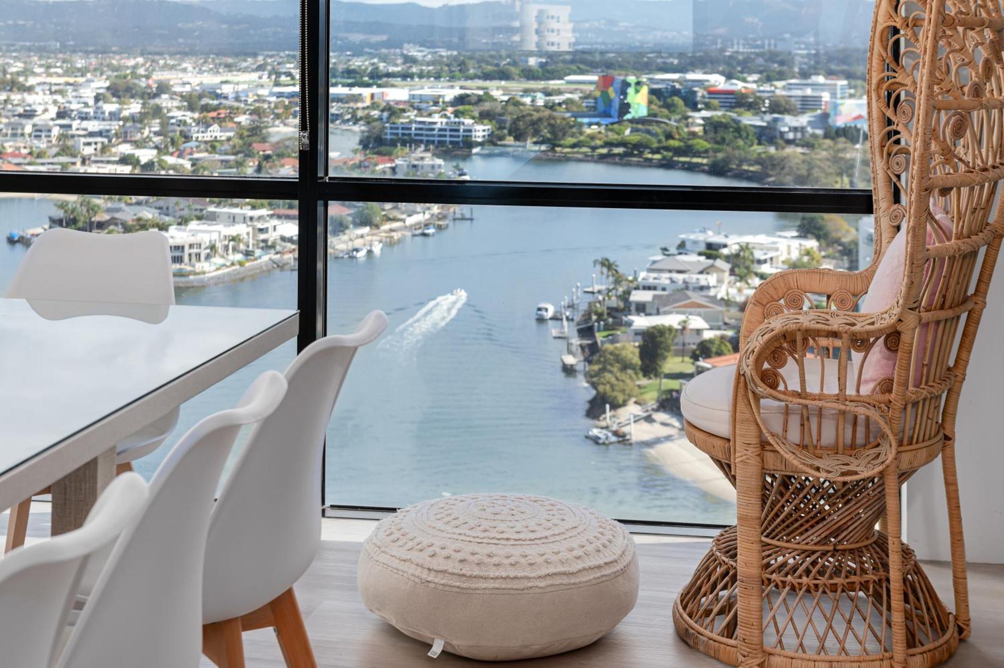 Circle On Cavill Contemporary Luxury And Spacious Three Bedroom