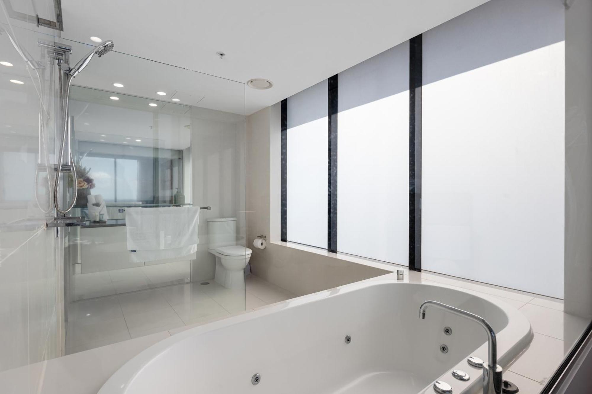Circle On Cavill Contemporary Luxury And Spacious Three Bedroom Apartment