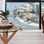 Circle On Cavill Contemporary Luxury And Spacious Three Bedroom Apartment
