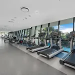 Circle On Cavill Contemporary Luxury And Spacious Three Bedroom Apartment