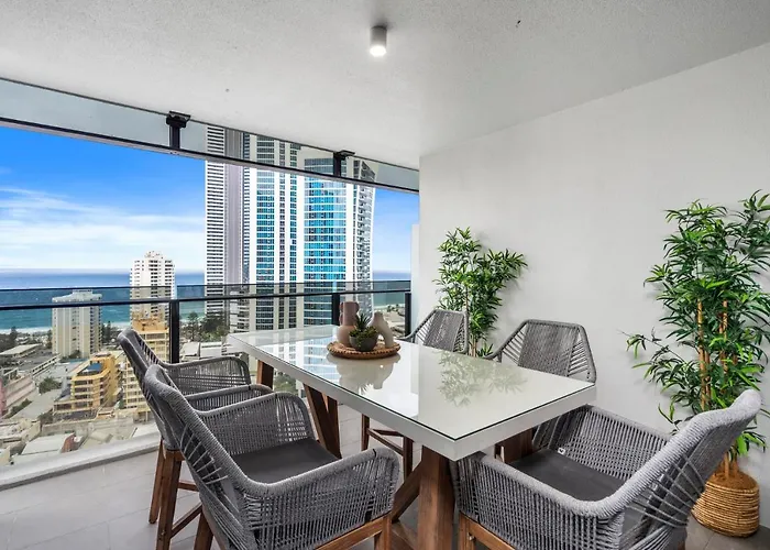 Circle On Cavill Contemporary Luxury And Spacious Three Bedroom Apartment