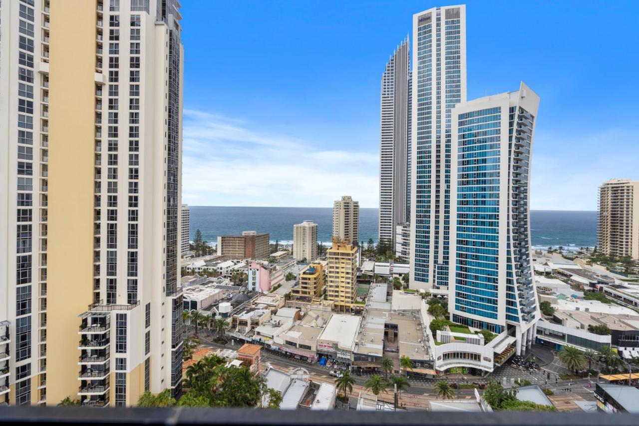 Circle On Cavill Contemporary Luxury And Spacious Three Bedroom Apartment