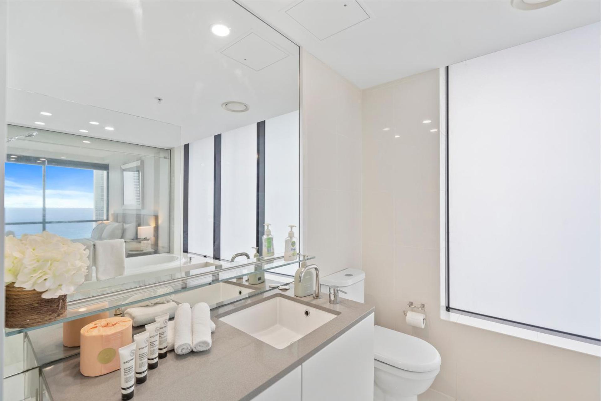 Circle On Cavill Contemporary Luxury And Spacious Three Bedroom