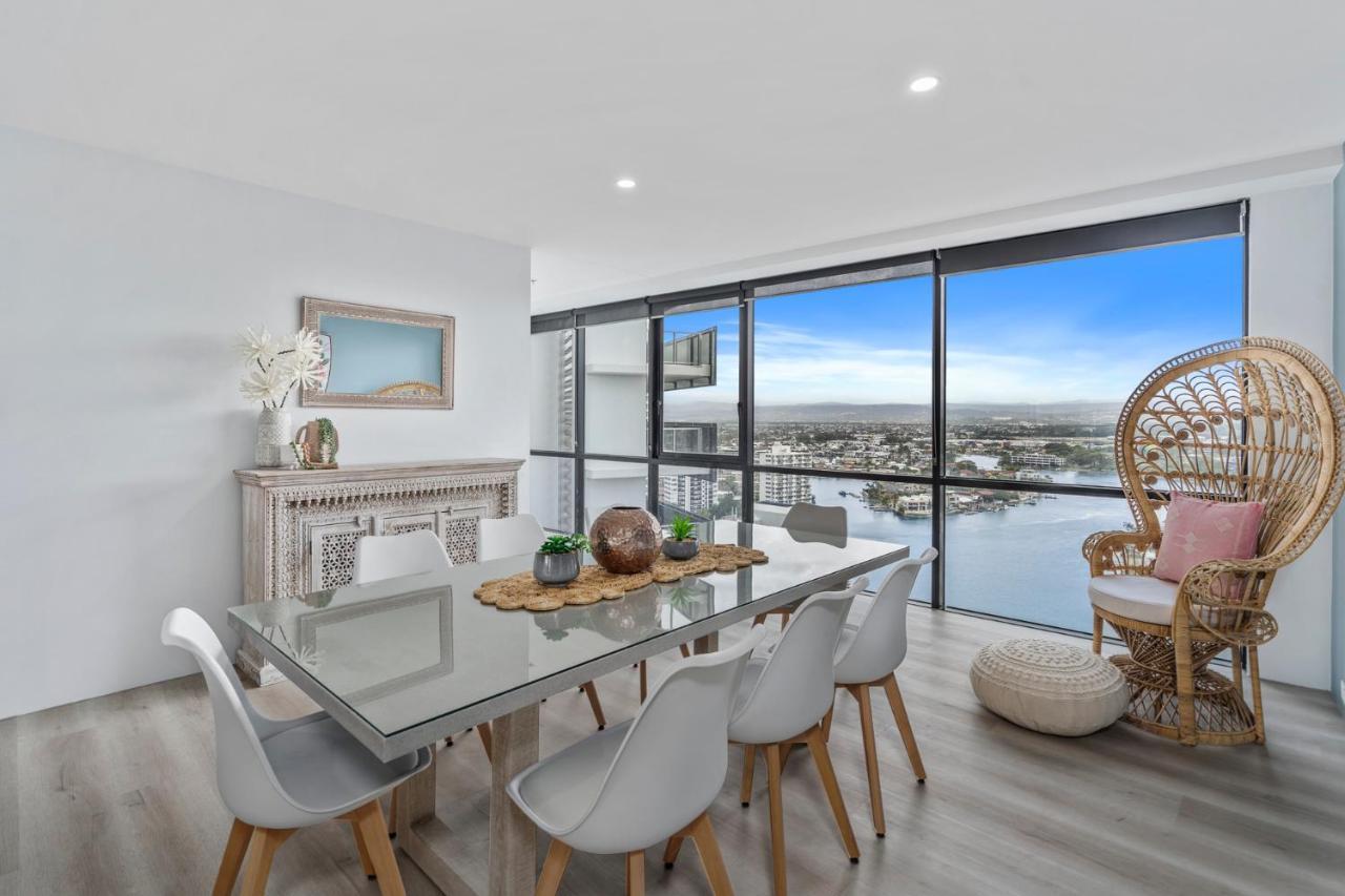 Circle On Cavill Contemporary Luxury And Spacious Three Bedroom Apartment Gold Coast