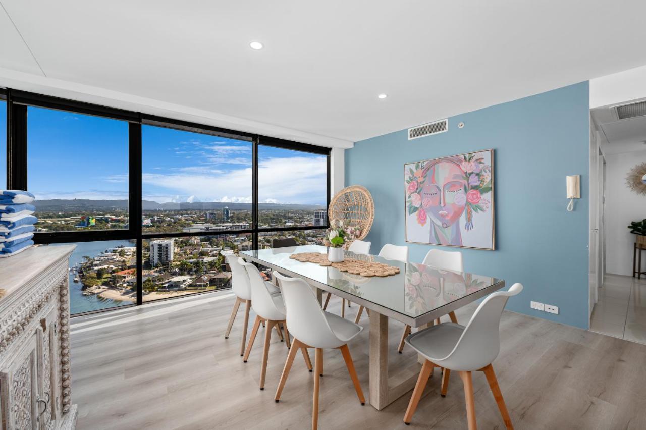 Circle On Cavill Contemporary Luxury And Spacious Three Bedroom