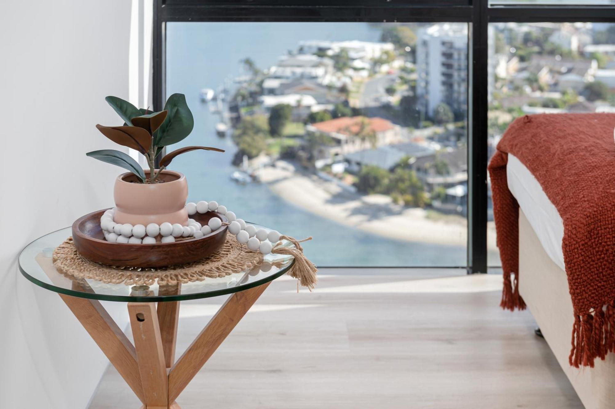 Circle On Cavill Contemporary Luxury And Spacious Three Bedroom *
