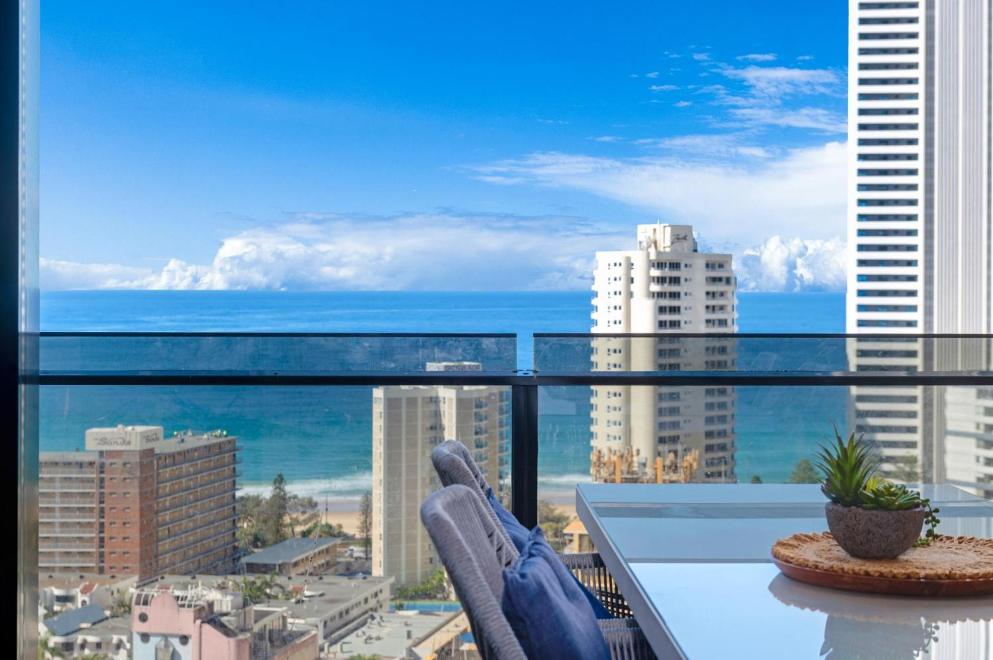 Apartment Circle On Cavill Contemporary Luxury And Spacious Three Bedroom *