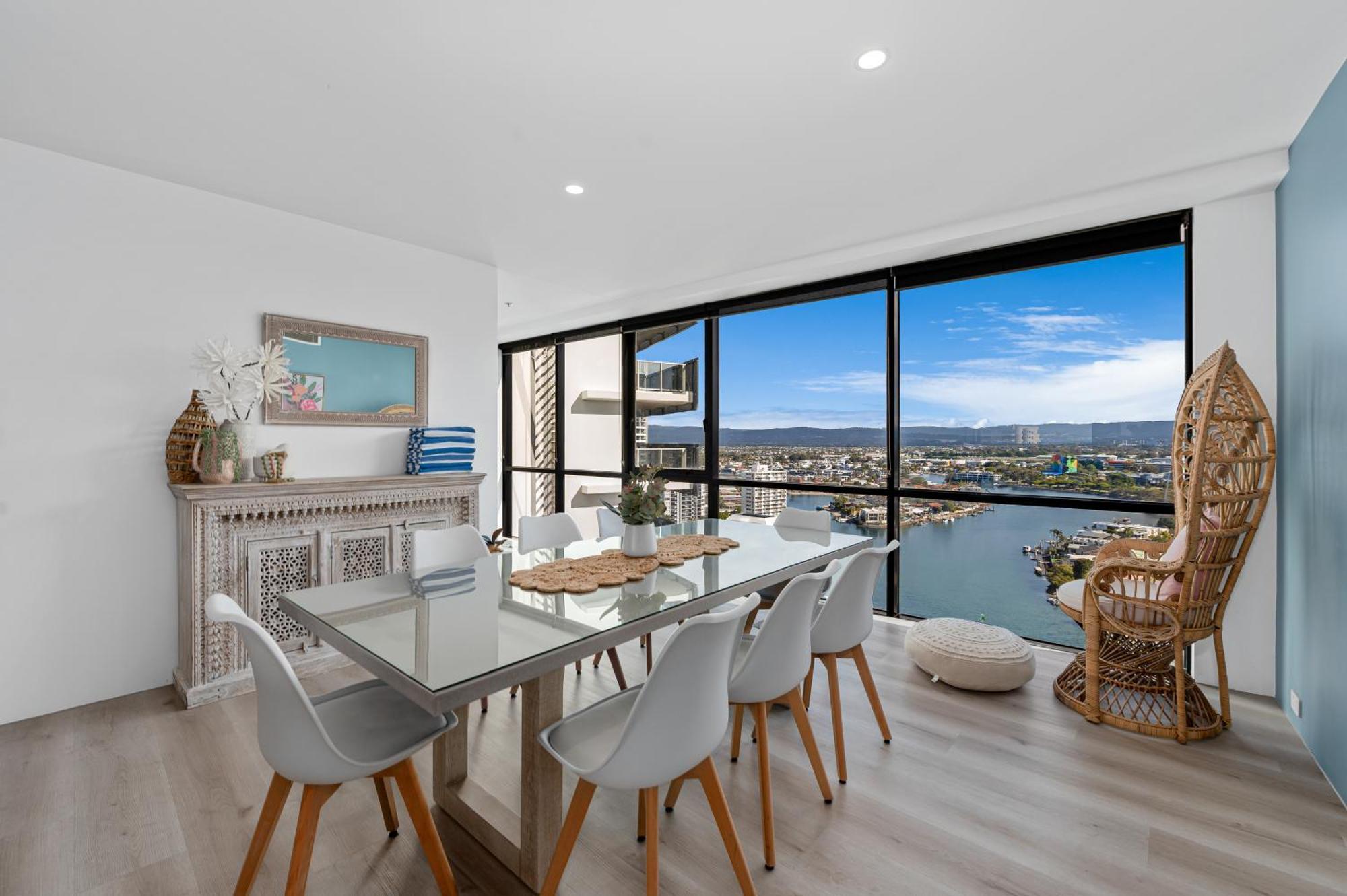Circle On Cavill Contemporary Luxury And Spacious Three Bedroom *